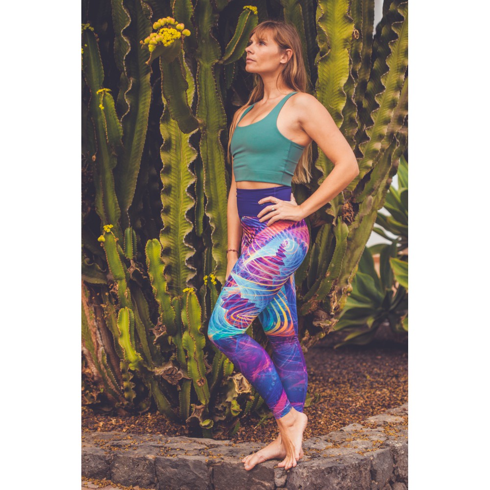 Yoga and sports leggings designed as high waisted leggings.